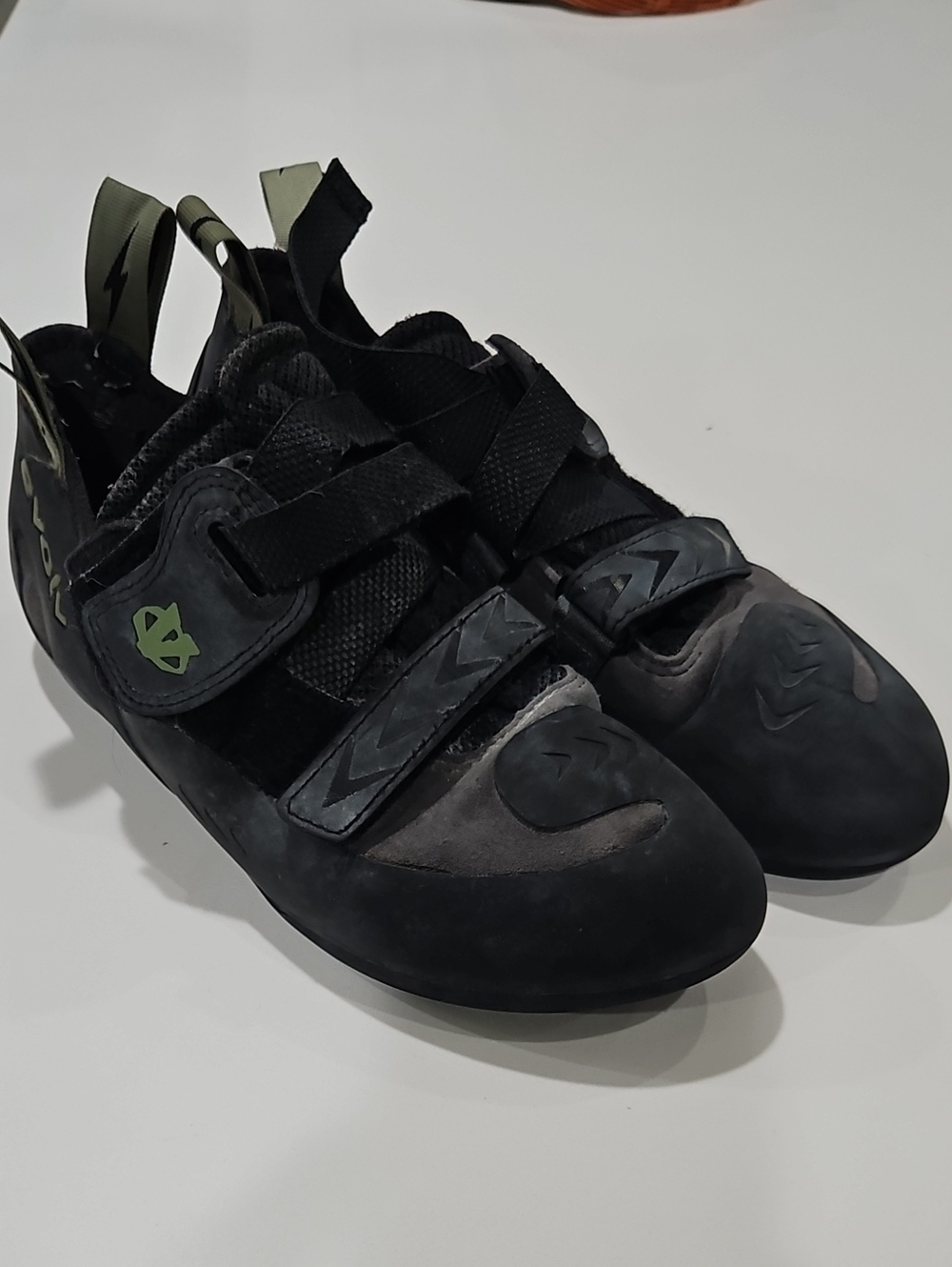 Evolv Black Climbing Shoes with Olive Accents Sz 10mens Euc